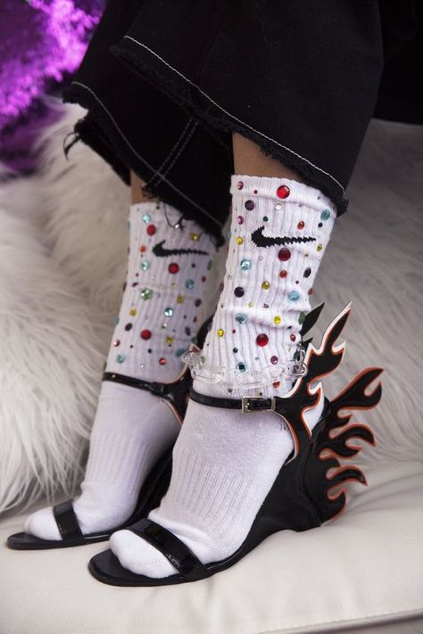 Coolest thing ever Bling Socks, Ropa Upcycling, Green Outfits, Sock Outfits, Classy Lady, Sock Game, Looks Street Style, Chain Anklet, Socks Women