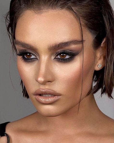 Dark Smokey Eye Makeup, Wet Look Hair, Dark Smokey Eye, Dark Makeup Looks, Black Eye Makeup, Performance Makeup, Learn Makeup, Eye Makeup Styles, Eye Makeup Pictures