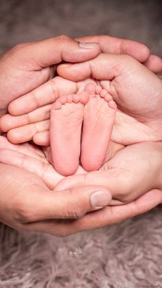 Baby Feet Photography Newborn Shoot, Newborn Baby Boy Photoshoot Idea, Newborn Photoshoot For Baby Boy, Toddler Baby Photo Shoot, Poses With Newborn Baby, Cute Newborn Baby Pics, Newborn Couple Photography, Newborn Shoot Poses, Newborn Photo Themes