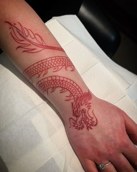 ❄ Julie Rg Tattoo🌙 (@julierg_) • Instagram photos and videos Dragon Tattoo Wrist, Dragon Hand Tattoo, Wrap Around Wrist Tattoos, Dragon Tattoo Arm, Red Dragon Tattoo, Wrap Around Tattoo, Dragon Tattoo For Women, Omerta Tattoo, Red Ink Tattoos