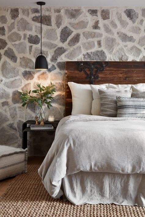 11 Best Bedrooms by Joanna Gaines: Here are the top ten bedroom designs and renovations done by Joanna Gaines from Fixer Upper! - Nikki's Plate #fixerupper #joannagaines Joanna Gaines Bedroom, Fixer Upper Bedrooms, Accent Wall Design, Fixer Upper House, Stone Accent Walls, Bedroom Minimalist, Real Estat, Decor Ikea, Headboard Wall