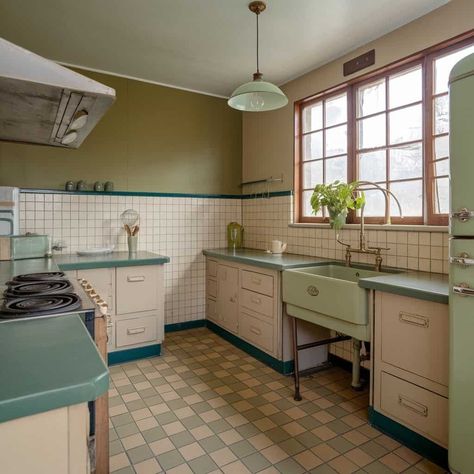 30+ Kitchen Inspirations That Will Make You Swoon Vintage Tiled Kitchen, 1930s Kitchen Original, 1940s Bungalow Kitchen, Vintage Kitchen Layout, 1930 Kitchen 1930s Style, 1950s Inspired Kitchen, 50s Inspired Kitchen, 1945 Kitchen, 1936 Kitchen