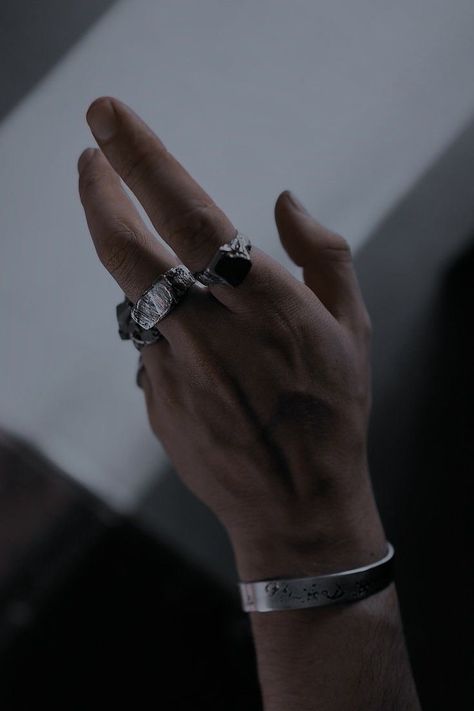 Hand Aesthetic, Hand Veins, Hands With Rings, Veiny Hands, Hot Hands, Grunge Jewelry, Dark Academia Fashion, Academia Fashion, Hand Pictures