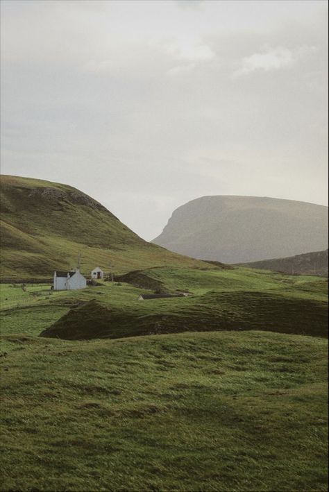 Scottish Mountains Landscapes, Ireland Autumn Aesthetic, Autumn Scotland Aesthetic, Scotland Nature Aesthetic, Scotland Mountains Aesthetic, Scotland Countryside Aesthetic, Mountain House Wallpaper, Scotland Astethic, Highlands Of Scotland