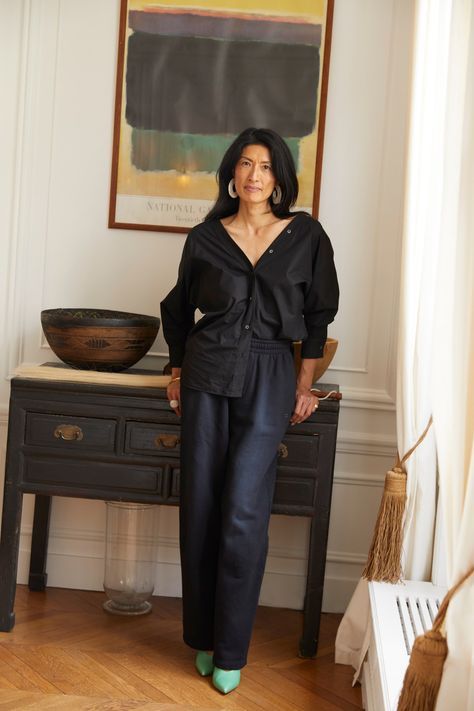 Inside the Paris apartment of Suzi de Givenchy | Vogue France Parisian Style Kitchen, Paris Apartment Interiors, Vogue Fashion Trends, Parisian Style Apartment, The Paris Apartment, Paris Kitchen, Ideal Lifestyle, Paris Vogue, French Apartment