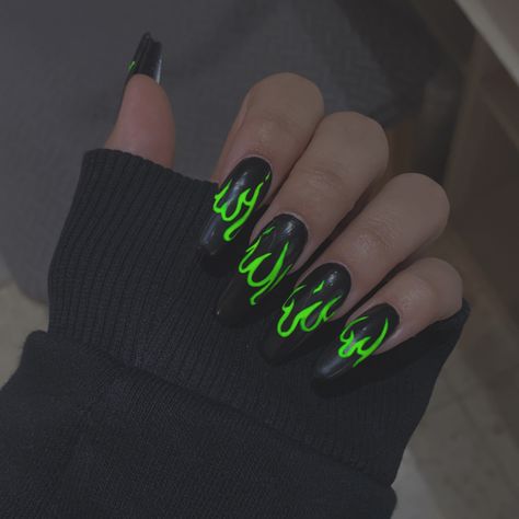 Cute Nails Dark Green, Black And Green Spooky Nails, Green And Black Nails Ideas, Black And Green Flame Nails, Green And Black Almond Nails, Heat Signature Nails, Like Green And Black Nails, Nail Neon Designs, Neon Green Nails Ideas