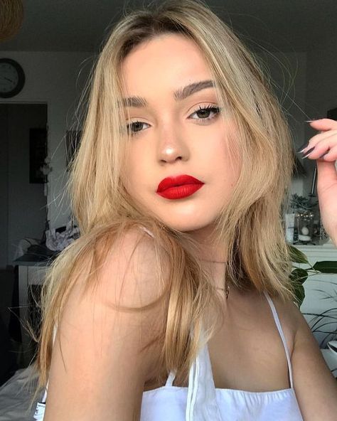 Makeup Bibir, Red Lipstick Makeup Looks, Red Lips Makeup Look, Perfect Red Lipstick, Red Lipstick Makeup, Halloween Beauty, Neutral Eyes, Red Lip Makeup, Red Makeup