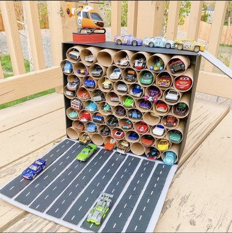 Diy Toy Car Garage, Diy Toy Car, Hot Wheels Diy, Diy Toys Car, Toy Car Garage, Cardboard Crafts Kids, Cardboard Car, Car Activities, Hot Wheels Garage