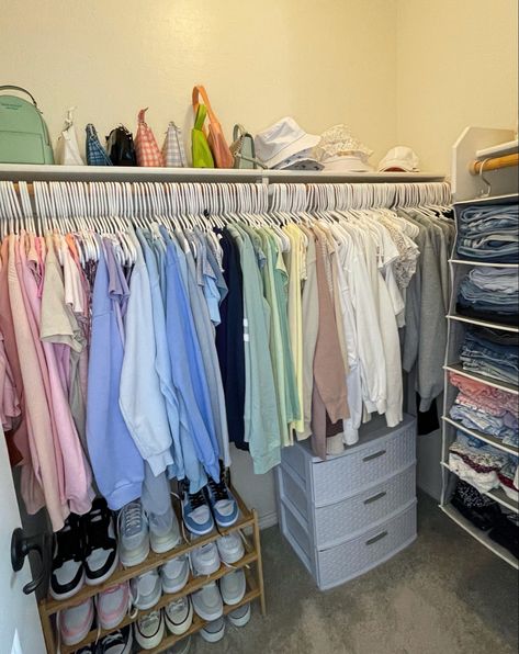 Different Closet Ideas, Color Organized Closet Aesthetic, Apartment Clothing Rack, Cute Closet Organization Ideas, Clean Closet Inspiration, Re Organize Closet, Preppy Closet Organization Ideas, Closet Inspo Organization, Scrubs Organization Closet