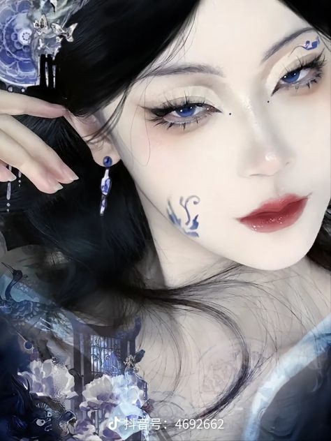 Chinese Traditional Makeup, Hanfu Makeup, Doe Eye Makeup, Dragon Makeup, Asian Makeup Tutorials, Chinese Makeup, Makeup Drawing, Japanese Makeup, Ethereal Makeup