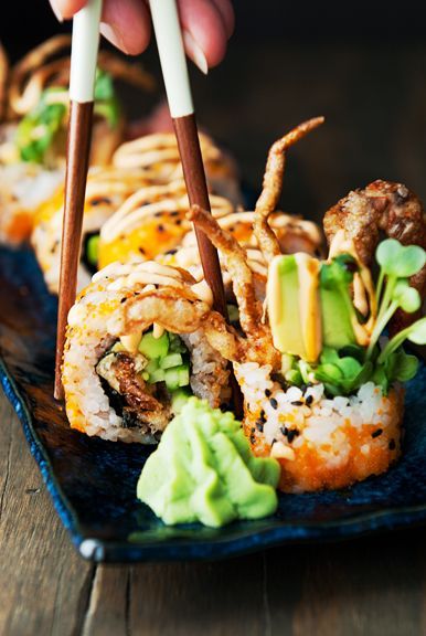 Resep Sushi, Hawaii Recipes, Sushi Bars, Crab Spider, Dessert Chef, Sushi Roll Recipes, Japan Sushi, Sushi Love, Soft Shell Crab