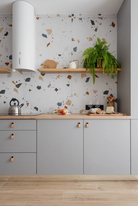 Terrazzo Tiles and Floating Shelf in Contemporary Kitchen This modern kitchen radiates calmness thanks to its soft color palette. Terazzo Kitchen Tiles, Terrazo Kitchen Splashback, Terrazzo Tile Kitchen, Boho Kitchen Backsplash, Terrazzo Kitchen Countertops, Kitchen Terrazzo, Terrazzo Backsplash, Terrazzo Kitchen, Best Kitchen Colors