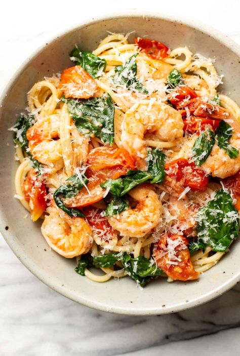 This tomato spinach shrimp pasta recipe is healthy, super easy to make, and incredibly flavorful! Ready in under 30 minutes. Spinach Shrimp Pasta, Shrimp Spinach Pasta, Shrimp Dinners, Shrimp Spinach, Shrimp Pasta Recipes Easy, Spinach Pasta Recipes, Shrimp Pasta Recipe, Resep Pasta, Pasta Recipes Easy