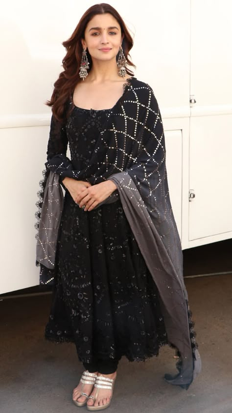 Alia Bhatt Black Anarkali, Black Kurta Women, Black Kurta Outfit Women, Black Churidar Designs, Simple Churidar Designs, Black Churidar, Churidar Dress, Anarkali Dress Pattern, Long Dress Design