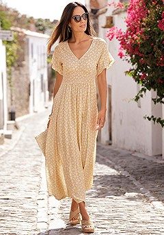 Look Short, Travel Dress, Dress Stores Online, Maxi Dress Online, Round Neck Dresses, Dress Yellow, Linnet, Style Maxi Dress, Yellow Floral