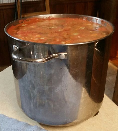 Canning Vegetable Beef Soup – Preserving the Good Life Canning Beef, Canning Soup Recipes, Homemade Vegetable Beef Soup, Pressure Canning Recipes, Home Canning Recipes, Canning Vegetables, Gallon Jars, Beef Soup Recipes, Canning Food Preservation