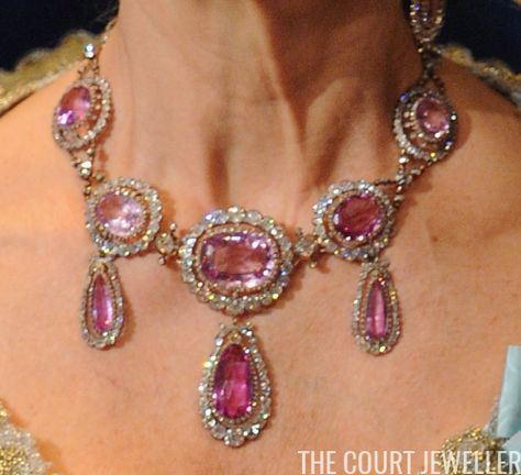 Collar Rosa, Expensive Jewelry Luxury, Pink Topaz, Royal Jewels, Pink Necklace, Pink Jewelry, Expensive Jewelry, Jewelry Lookbook, Royal Jewelry