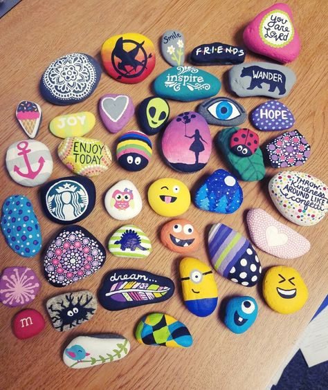 Painted rock / rock painting / rock art / painted stones / rocks / minions / quotes / pretty Rock Art Ideas, Colored Rocks, Painted Rock Art, Easy Diy Paint, Stone Art Painting, Painted Rocks Diy, Rock Painting Ideas Easy, Rock Painting Designs, Book Art Diy