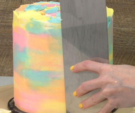 Smeared Icing Cake, Diy Tie Dye Cake Frosting, Tye Dye Icing, Tie Dye Icing Cake, Tyedye Cake Ideas, Multi Color Cake Decorating, Smear Icing Cake, Tie Dye Cake Diy, Multi Colored Cake Frosting