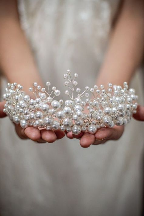 Diy Tiaras And Crowns, Crystal Bridal Accessories, Diy Tiara, Bridal Crown Tiara, Flower Hair Accessories Wedding, Jewellery Pearl, Veil Accessories, Bead Hair Accessories, Crystal Bridal Tiaras