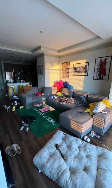 Pop Culture Apartment, Streetwear Living Room Ideas, Hybeast Living Room, Hype Beast Apartment Decor, Tomboy Living Room, Living Room Hypebeast, Room Inspiration Street Style, Kyahnextdoor Living Room, Y2k Living Room Decor