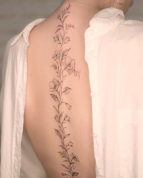 Spine Floral Tattoo, Us Tattoo, Tattoo Spine, Spine Tats, Floral Back Tattoos, Flower Spine Tattoos, Tattoo Logo, Sharpie Tattoos, Tattoos For Women Flowers