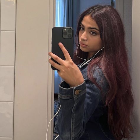 @lmaoavni on insta Red Hair Indian, Red Hair On Brown Skin, Wine Red Hair Color, Pelo Color Vino, Dark Burgundy Hair, Hair Jazz, Indian Hair Color, Hair Color For Brown Skin, Wine Hair Color