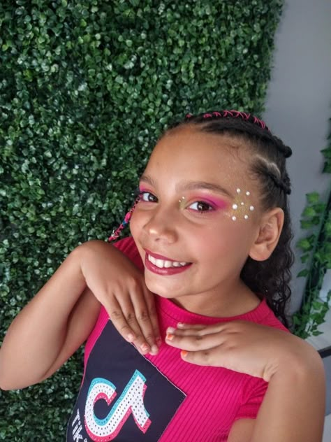 Kids Glitter Makeup, Recital Makeup For Kids, Princess Makeup For Kids, Kid Makeup Looks, Kids Makeup Looks, Gymnastics Makeup, Kids Makeup Ideas, Cheerleader Makeup, Recital Makeup