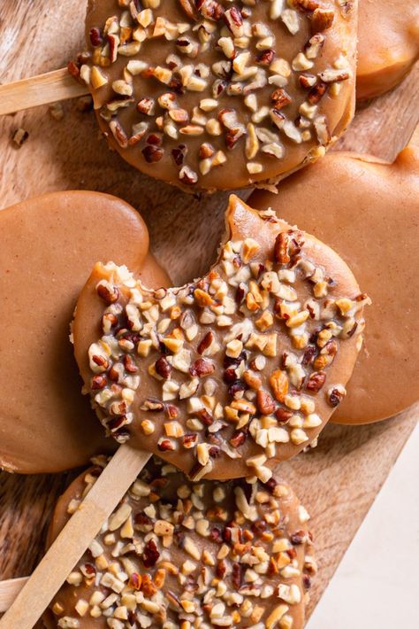 Fall has arrived, and these dairy-free, Peanut Butter Caramel Apple Pops are a must this season! This healthy treat is made with fresh organic apples dipped in my easy homemade dairy-free peanut butter caramel and then sprinkled with crushed peanuts and pecans. What’s better than peanut butter and apples? Peanut butter caramel covered apples! My kids […] The post <a rel="nofollow" href="https://healthylittlevittles.com/healthy-peanut-butter-caramel-apple-pops/" data-wpel... Caramel Apple Peanut Butter, Apple Peanut Butter Recipes, Apples And Peanut Butter Snack, Apple Peanut Butter Dessert, Apple Appetizer Recipes, Healthy Caramel Apples, Peach Snacks, Healthy Fall Treats, Fall Snacks For Kids