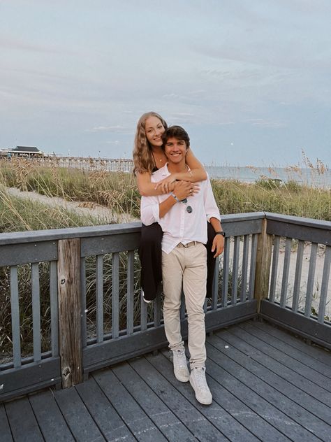 Boardwalk Couple Pictures, Pier Couple Photoshoot, Boardwalk Engagement Photos, California Picture Ideas, Pier Pictures, Married Couple Photos, Lake Couple, Engagement Photo Shoot Ideas, Couple References