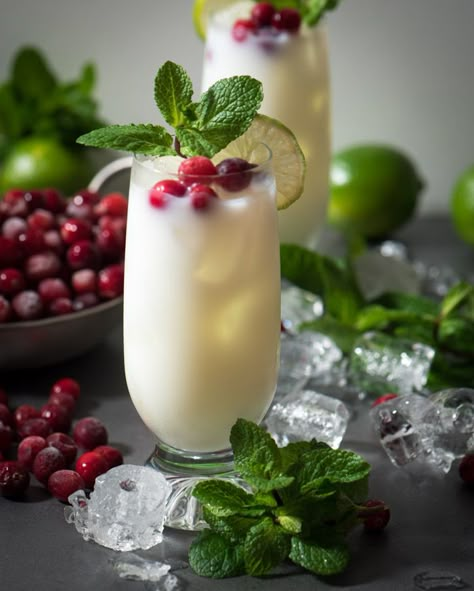 This easy coconut rum holiday cocktail is a little high five from the tropics with a splash of Christmas cheer | www.therecipewench.com Coconut Rum Recipes, Cocktail Recipes Rum, Coconut Rum Drinks, Christmas Cocktail Recipes, Rum Cocktail Recipes, Malibu Coconut, Rum Recipes, Best Cocktail Recipes, Rum Cocktails