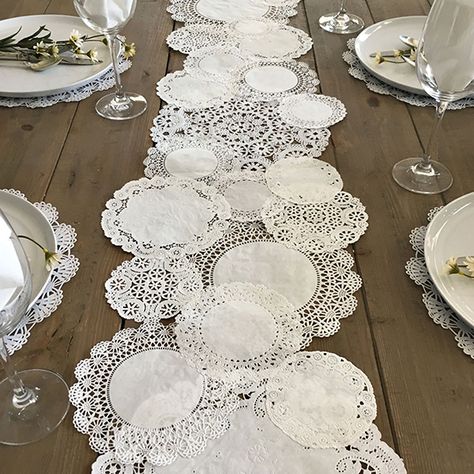 Create a table runner out of paper doilies for a vintage-inspired vibe. Doilies Diy, Paper Lace Doilies, Rustic Paper, Table Runner Diy, Deco Champetre, Doilies Crafts, Tafel Decor, Paper Doilies, Paper Lace