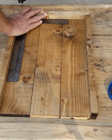 DIY Wooden Tray Wooden Serving Tray Patterns, Diy Wooden Serving Tray With Handles, Wooden Serving Trays With Handles, Coffee Table Tray Diy, Pallet Hutch, Easy Scrap Wood Projects, Pallet Serving Trays, Serving Tray Ideas, Pallet Wood Tray