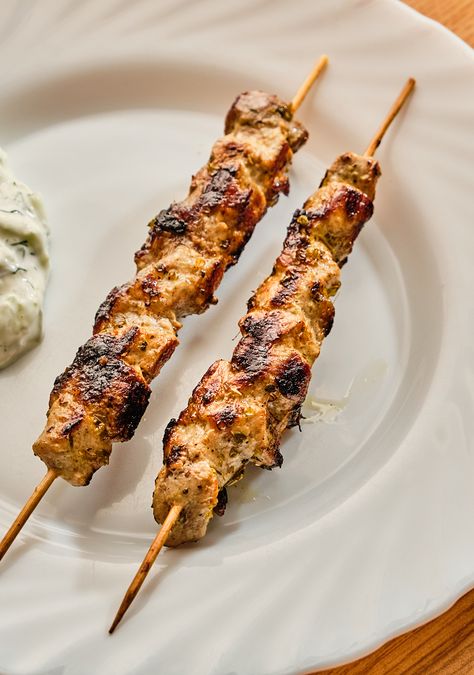 Pork Souvlaki Oven, Pork Souvlaki, Greek Dinner, Greek Recipe, Grill Oven, Marinated Pork, Baked Pork, Dinner Easy, Kitchen Food