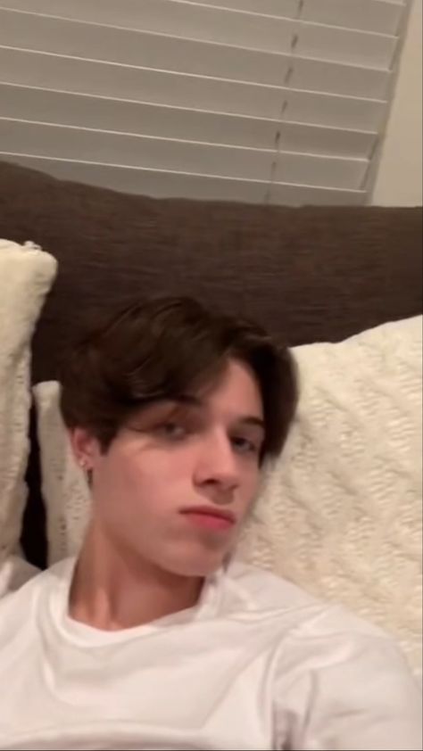 Matt Middle Part, Middle Part Matt, Middle Part Matt Sturniolo, Matt Sturniolo Middle Part, Cole Sprouse Funny, Matthew 3, Cute Celebrity Guys, Sam And Colby, Best Youtubers