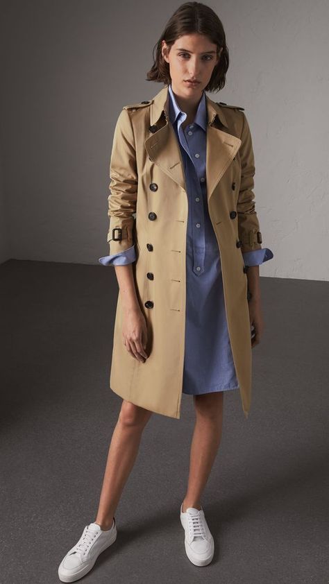 Trench Coat Outfit #trench #coat #trenchcoat #fashionactivation #trenchcoatoutfit #fashiontrends #womanfashion #womanfashionoutfit Trent Coat, Dress Coat Outfit, Trench Coat Outfits, Silhouette Mode, Burberry Trenchcoat, Trench Coat Outfit, Fashion Silhouette, Burberry Trench, Burberry Trench Coat