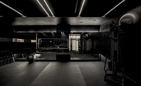 Training Center Design, Black Luxury House, Gym Lighting, Gym Design Interior, Luxury Gym, Dream Gym, Home Gym Garage, Basement Gym, Gym Room At Home