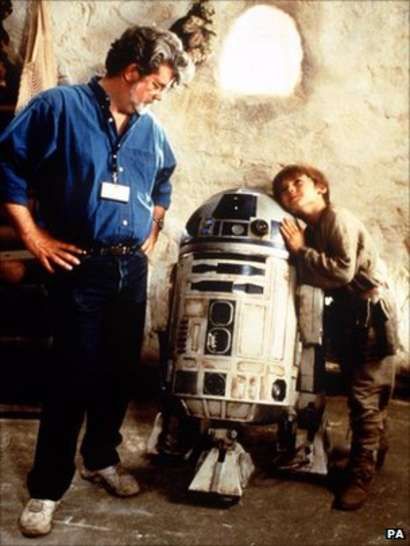 George Lucas with young actor Jake Lloyd (Anakin Skywalker aka Darth Vader) and R2D2 on the set of Star Wars:Episode One:The Phantom Menace Lucas Museum, Jake Lloyd, Star Wars The Phantom Menace, Dark Vader, Star Wars Cast, Dark Vador, Star Wars Love, Septième Art, Star Wars Film