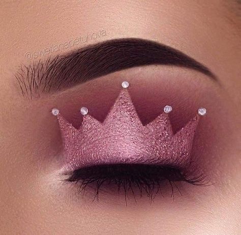 Princess crown eyeshadow Crown Eyeshadow, Makeup Ide, Halloween Make-up Looks, Make Up Designs, Dead Makeup, Mekap Mata, Party Make-up, Eye Makeup Steps, Makijaż Smokey Eye