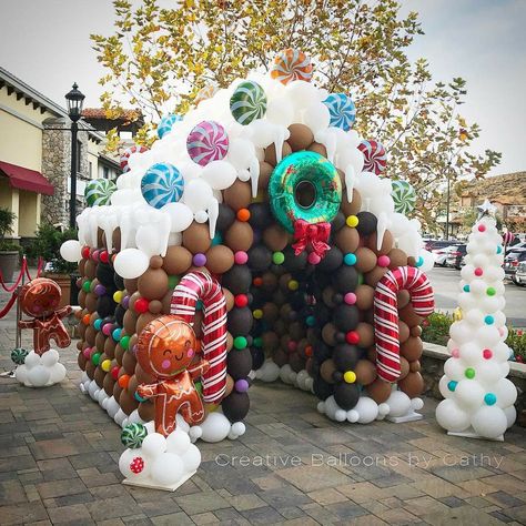 Camarillo California, Balloon Christmas, Christmas Balloon Decorations, Deco Ballon, Balloon Artist, Balloon Crafts, Kids Christmas Party, Diy Balloon Decorations, Balloon Twisting