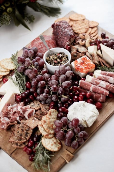 How to Create a Festive & Rustic Holiday Charcuterie Board - This step-by-step guide will help you create the perfect DIY rustic charcuterie board for your next party. Includes ideas on how to balance your board, how to garnish it, and what ingredients work best. This board uses a mixture of soft and hard cheeses, cured meats, jams & jellies, grapes, mixed nuts, crackers, and olive topenade from Trader Joe's. Ideas for garnish include fresh rosemary sprigs. - Rain and Pine Christmas Charcuterie Board Ideas, Holiday Charcuterie Board, Perfect Charcuterie Board, Holiday Charcuterie, Christmas Charcuterie Board, Christmas Pizza, Holiday Facts, Christmas Charcuterie, Holiday Platters