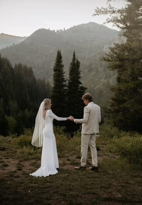 Long Sleeve Wedding Dress Simple Boho, Classy Mountain Wedding, Mountain Bridal Portraits, Elopement Photography Mountains, Colorado Elopement Photography, Folklore Wedding, Simple Elopement Ideas, Colorado Wedding Dress, Mountain Elopement Dress