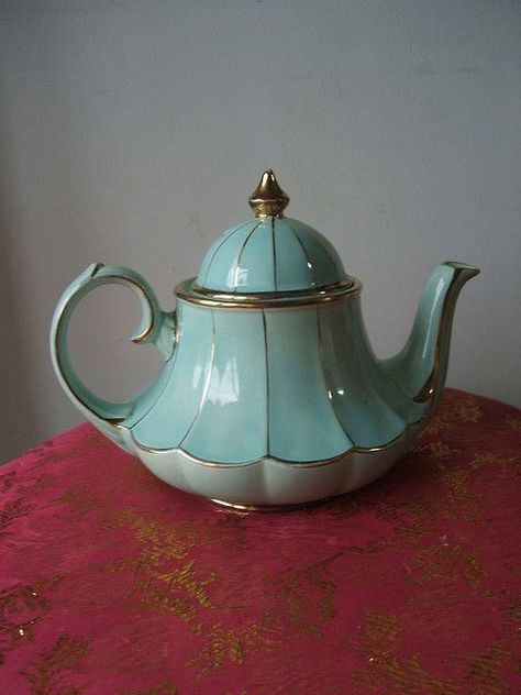 I want this teapot :) vintage turquoise #teapot teiera antica turchese Zestaw Ikon, Teapots And Cups, Pottery Ceramics, Tea Pots Vintage, My Cup Of Tea, Chocolate Pots, Tea Pot Set, Tea Kettle, Vintage Tee