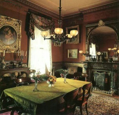 Romani Kitchen, Napping Nook, Victorian Dining Room, Old Dining Room, Kitchen Victorian, Victorian Rooms, Dining Room Victorian, Old House Interior, Victorian Home Interior