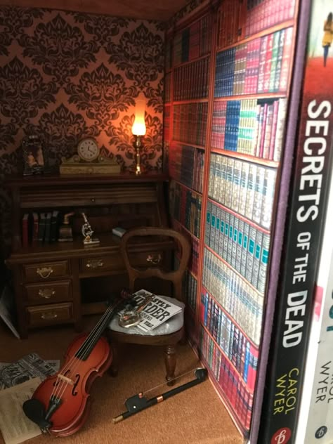 Sherlock Book Nook, Cute Bookshelf Ideas, Sherlock Holmes Book Nook, Booknook Ideas, Sherlock Holmes Book, Room Box Miniatures, Bookshelf Art, Doll Case, Mini Library