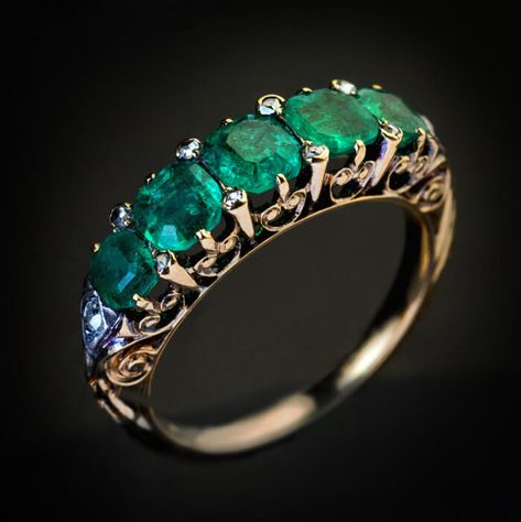 Grandmother Jewelry, Victorian Ring, Unique Diamond Engagement Rings, Gold Ring Designs, Victorian Rings, Jewelry Antique, Victorian Jewelry, Emerald Jewelry, Vintage Jewels