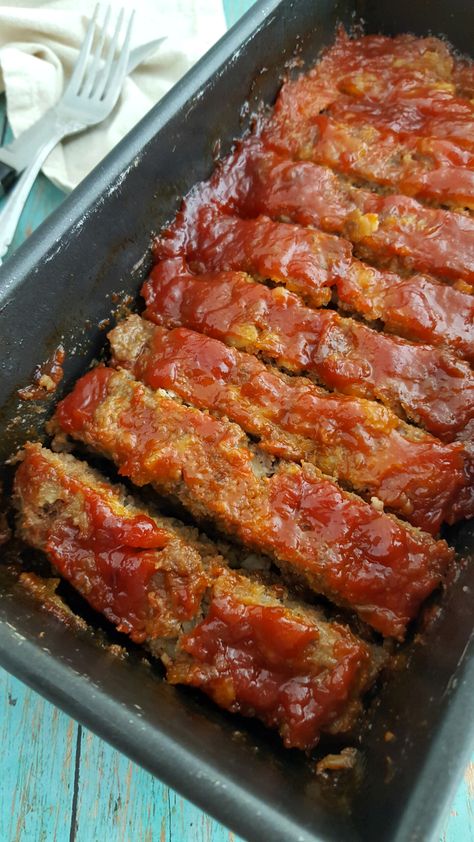 If you are looking for a comforting classic meatloaf recipe that brings tender, savory flavor to every bite. With simple ingredients and an easy prep, this homestyle favorite is perfect for a cozy family dinner. Enjoy the ultimate *classic meatloaf recipe* with tender, savory flavor and simple ingredients—perfect for a cozy, homestyle dinner your family will love. Kid Friendly Meatloaf, Simple Meatloaf Recipes, Meatloaf Recipes Easy, Simple Meatloaf, Homestyle Meatloaf, Meatloaf Topping, Perfect Meatloaf, Gluten Free Meatloaf, Homemade Brownies Easy