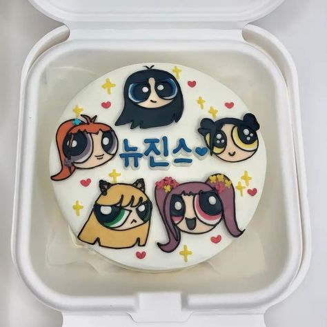 Kpop Cake Design, School Cupcakes, Korean Cake, Funny Birthday Cakes, Mini Cakes Birthday, Creative Birthday Cakes, Dream Cake, Pretty Birthday Cakes, Cute Birthday Cakes