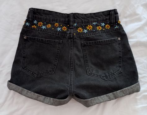 Black Jeans Embroidery Diy, Embroidery Shorts Diy, Jean Short Embroidery, Denim Shorts Embroidery, Black Jean Embroidery, Embroidered Jean Shorts Diy, Embroidered Shorts Diy, Embroidered Jeans Diy Simple, Flower Embroidery Pants