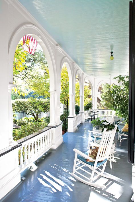 Southern Porches, Porch Life, Porch Uk, Aesthetic Garden, Casas Coloniales, Romantic Home Decor, Garden Aesthetic, Home Porch, Front Porch Decorating